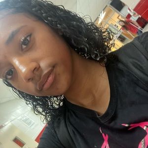 Meet your Posher, Leila